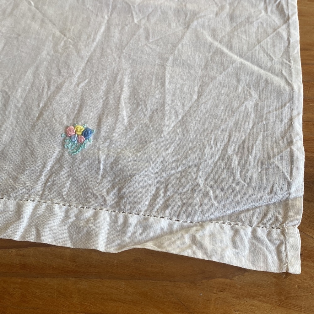 Vintage Linens with Embroidery - Picture 4 of 8